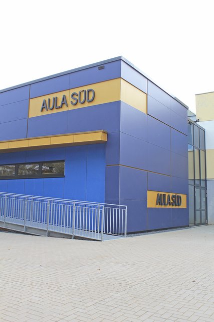 Die neue Aula wurde an das Schulgebäude angebaut