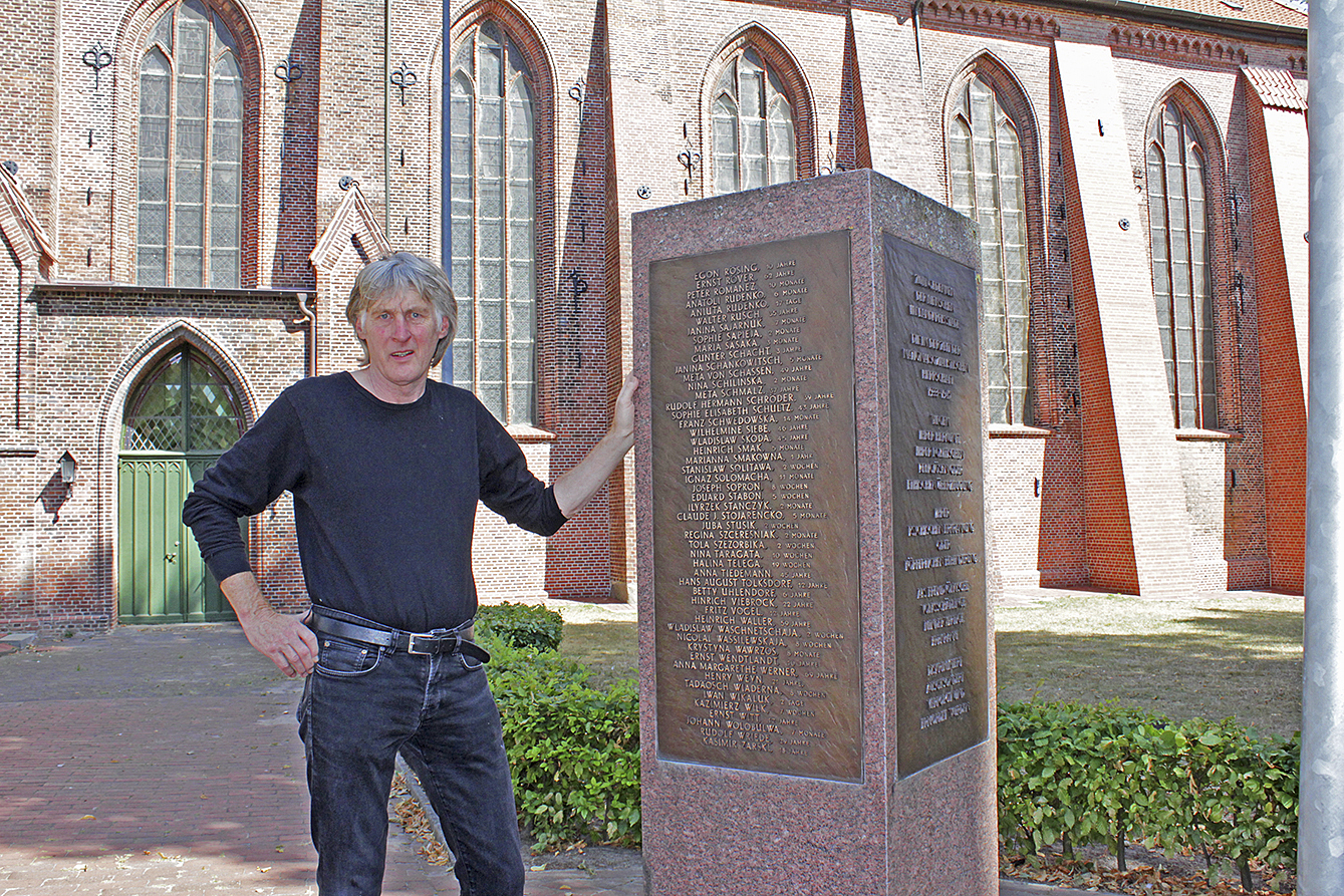 Michael Quelle an der Stele, die um ein zweites Mahnmal erweitert wird Foto: tp