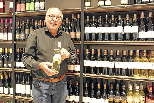Das E-Center Drewes in Horneburg bietet ein umfassendes Wein- und Spirituosensortiment. "Auf alle Weine von Pfaffmann gibt es am Eröffnungstag 20 Prozent Rabatt", sagt Claus Drewes﻿ | Foto: cku
