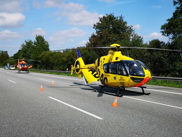 Zwei Rettungshubschrauber landeten auf der Autobahn | Foto: Remon Hirschmeier