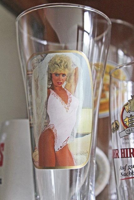 Scherzartikel aus der Genießer-Welt: Turbo-Blondine auf einem Bierglas