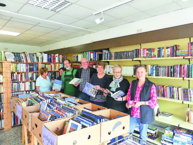 Verkaufen Lesestoff für den guten Zweck (v. li.): Monika Packroß, Helga Holst, Volker Jago, Reinhard Steffen, Doris Ziebuhr, Ulrike Rohlfs und Evelin Labudde Fotos: Heike Hellwege
