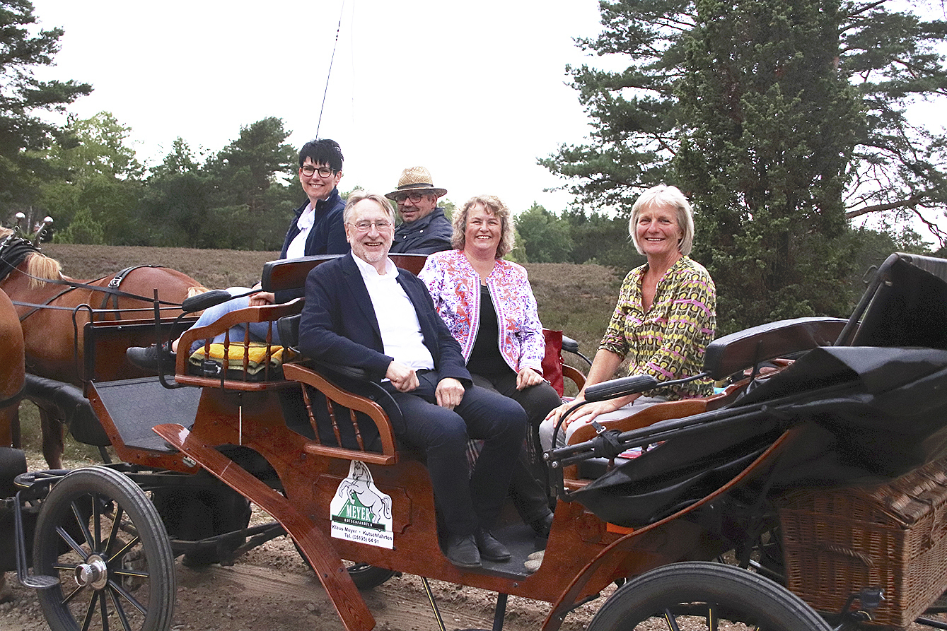 Mit der Kutsche durch die Heide (v. li.): Resa Domurath,
Bernd Lange, Klaus Meyer, Tatjana Bautsch und Hilke Feddersen
