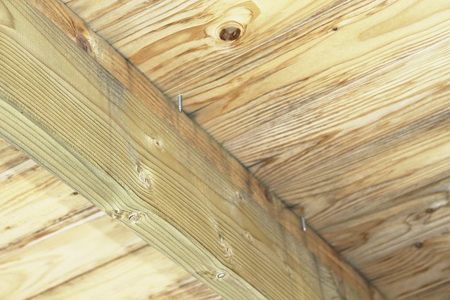 Das Carport ist undicht. Zudem wurden Nägel nicht in die Balken getrieben