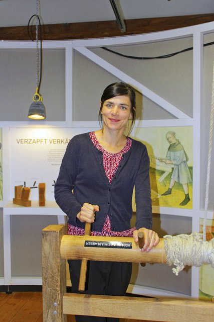 An einer historischen Seilwinde i Schhwedenspeicher: Museumspädagogin Paula Arslan