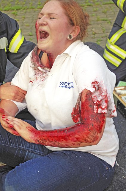 Liane Buchardt mimt 
eine Schwerverletzte
