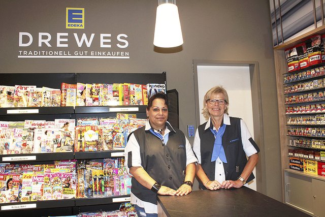 Die E-Center-Mitarbeiterinnen Jessica Tiedchen (li.) und Angela Saborowski im separaten Zeitschriften-, Tabak- und Lottoshop