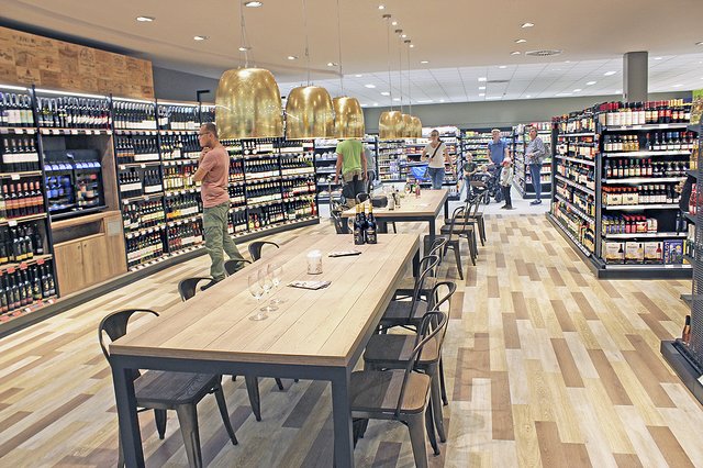 Edel und geschmackvoll: Das stilvolle Ambiente 
der Weinabteilung wirkt einladend | Foto: cku