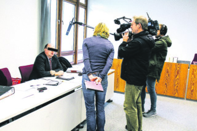 Ein Foto aus dem Dezember 2017: Karsten Funk wird während einer Prozesspause von einem NDR-Team in Tostedt befragt