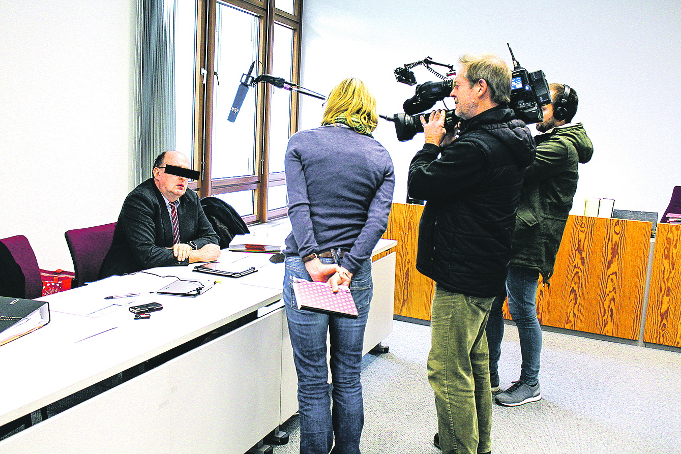 Ein Foto aus dem Dezember 2017: Karsten Funk wird während einer Prozesspause von einem NDR-Team in Tostedt befragt