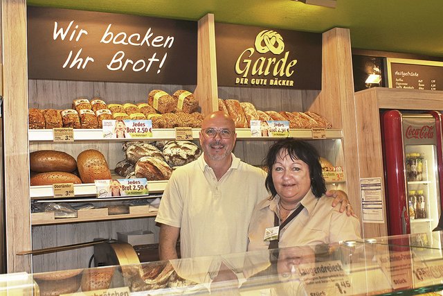 Zur Eröffnung besuchte Bezirksleiter Thomas Mahlstedt die Bäcker Garde-Filiale, die von Petra Peukert geleitet wird