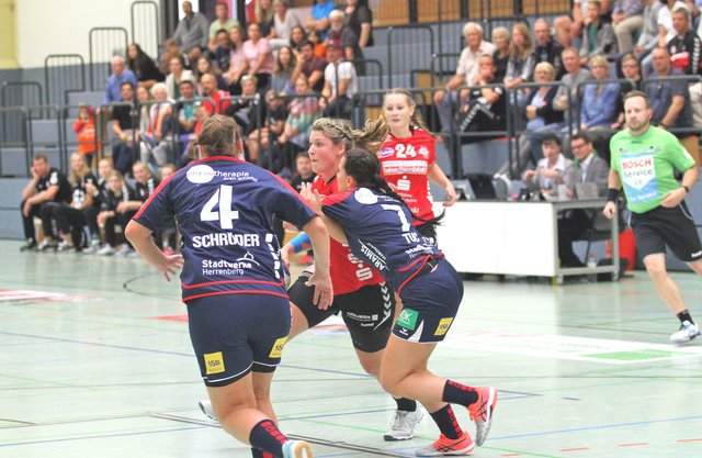 "Luche"- Haupttorschützin Sarah Lamp (Mitte, 12 Tore) behauptet den Ball gegen zwei Herrenberger Abwehrspielerinnen