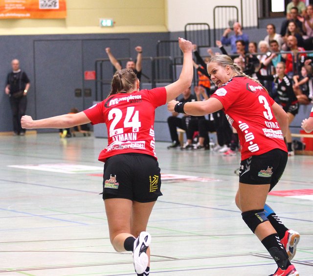 Torjubel (v.l.): Natalie Axmann und Evelyn Schulz