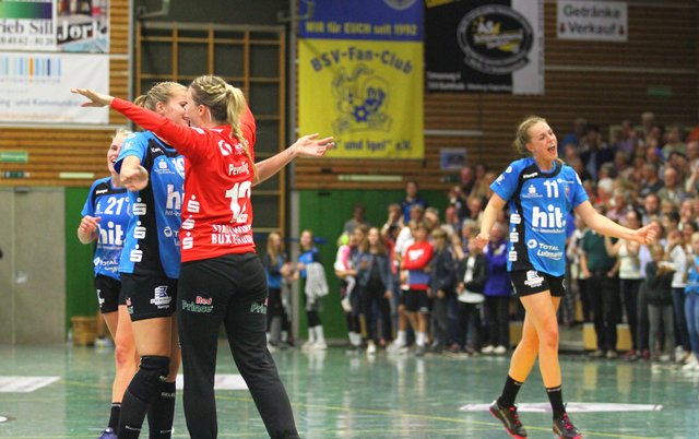 Großer Jubel in der Halle Nord in Buxtehude nach dem 31:25-Heimsieg des Erstligisten