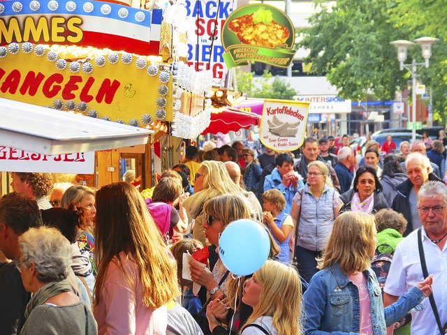 Die Leckereien der Schausteller in der Poststraße zogen die Besuchermassen an | Foto: ts