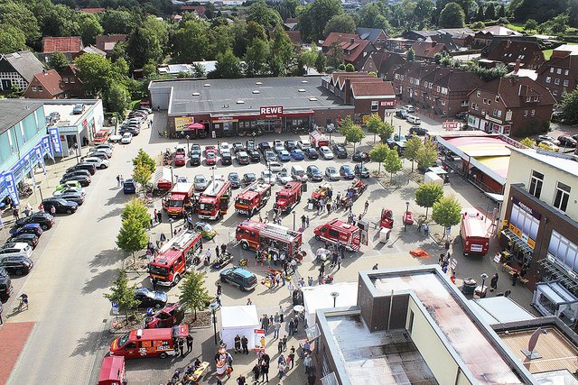 Anlässlich des 125-jährigen Feuerwehrjubiläums waren die Harsefelder Retter mit einer großen Feuerwehrmeile auf dem Herbstmarkt vertreten Fotos: lt