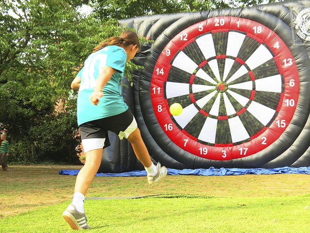Das Schießen mit einem Fußball auf eine überdimensionale Dartscheibe des Buchholzer FC war eine beliebte Mitmach-Attraktion im Rathauspark | Foto: ts