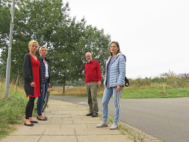 Jürgen Hanisch und die Mütter Katrin Wellen (v.li.), Yvonne Block und Andrea Hönig an der Emmelndorfer Straße