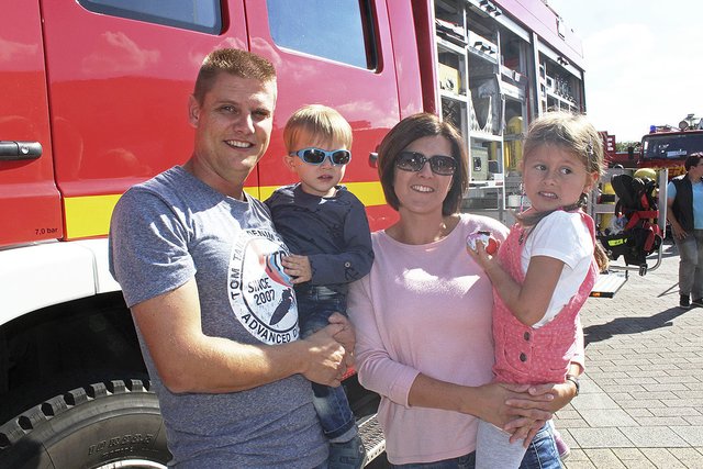 Hatten Spaß auf der Feuerwehrmeile: Mareike und David Behrendt mit Zoe und Thies