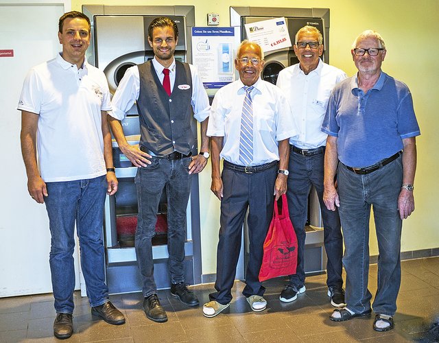 Das Stiftungskuratorium beim Besuch im Edeka-Markt (v. li.): Pastor Martin Alex, Marco Düver, Günter Jost, Heinrich Düver und Rainer Mestmacher  Foto: Martin Alex