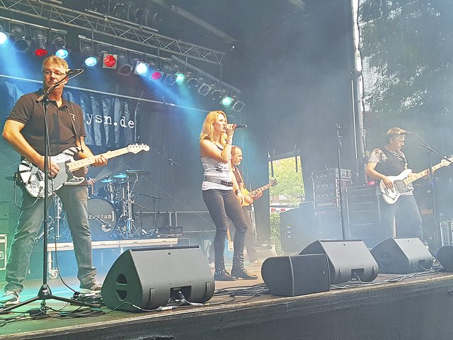 Die Band Breysn machte auf der Rathausplatz-Bühne zwei Stunden lang den Soundtrack zum Stadtfest | Foto: os