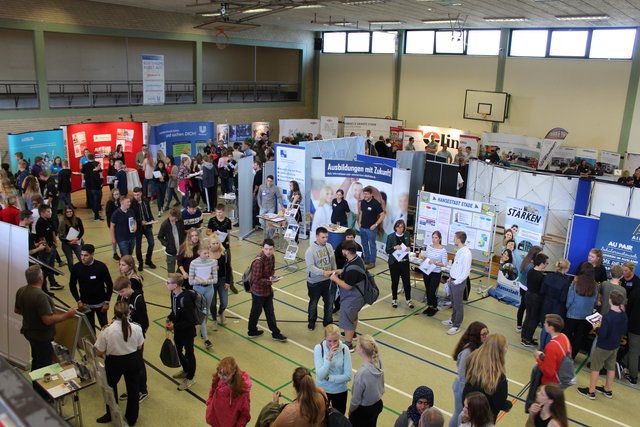 Besucher auf der Jobmesse an der Realschule Camper Höhe