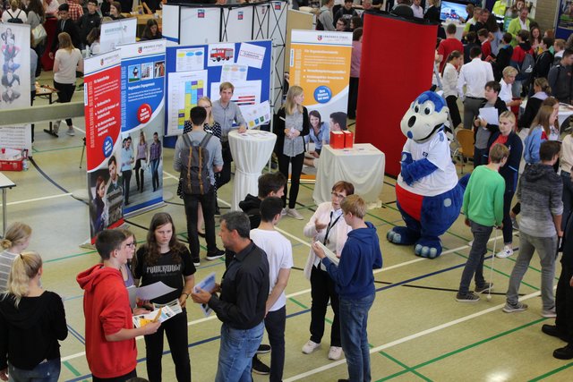 Besucher auf der Jobmesse an der Realschule Camper Höhe