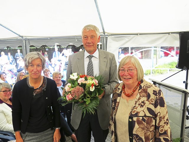 Die Vereinsvorsitzenden Anke Klindworth (li.) und Ursula Sendes verabschieden sich mit Blumen von Peter Johannsen | Foto: ts