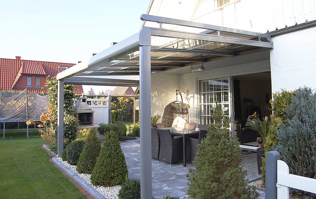 Überdacht lässt sich die Terrasse länger und öfter nutzen | Foto: Joka