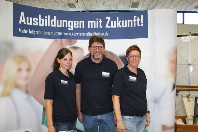 Messestand der Elbe Kliniken mit (v.li.): Rebecca Schäfer, Manfred Träger und Sinikka Schröder