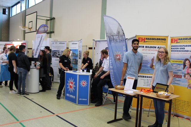 Besucher auf der Jobmesse an der Realschule Camper Höhe