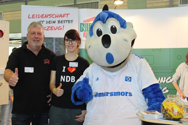 HSV-Maskottchen Hermann mit Aldo Sahlke und Kira Stein von NDB
