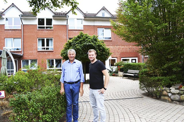 Peter Johannsen (li.) hat die Geschäftsführung 
des Herbergsvereins Tostedt an seinen Sohn Helge   übergeben