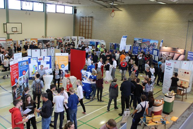 Besucher auf der Jobmesse an der Realschule Camper Höhe