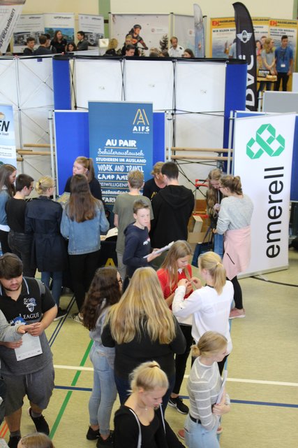 Besucher auf der Jobmesse an der Realschule Camper Höhe