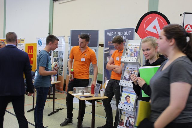 Besucher auf der Jobmesse an der Realschule Camper Höhe