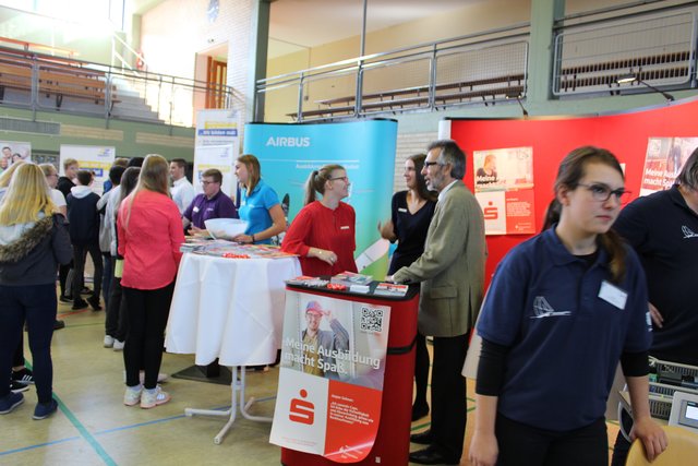 Besucher auf der Jobmesse an der Realschule Camper Höhe