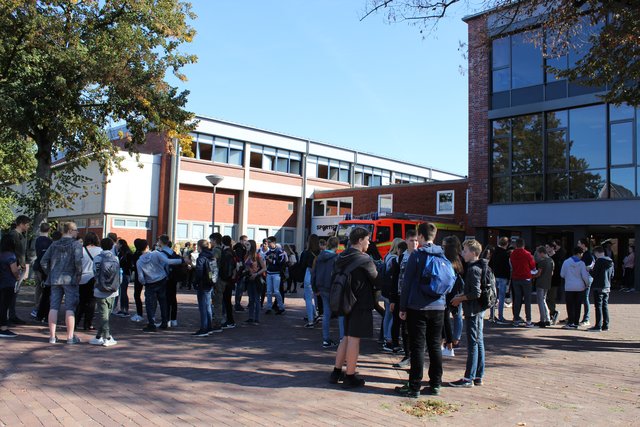 Besucher auf der Jobmesse an der Realschule Camper Höhe