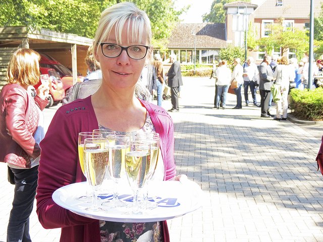 Diakonie-Mitarbeiterin Beate Busch servierte den Gästen Sekt | Foto: ts