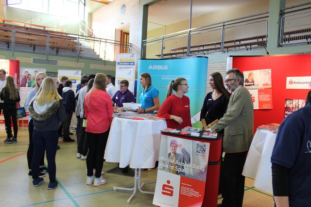 Besucher auf der Jobmesse an der Realschule Camper Höhe
