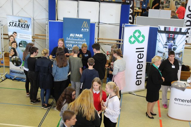 Besucher auf der Jobmesse an der Realschule Camper Höhe