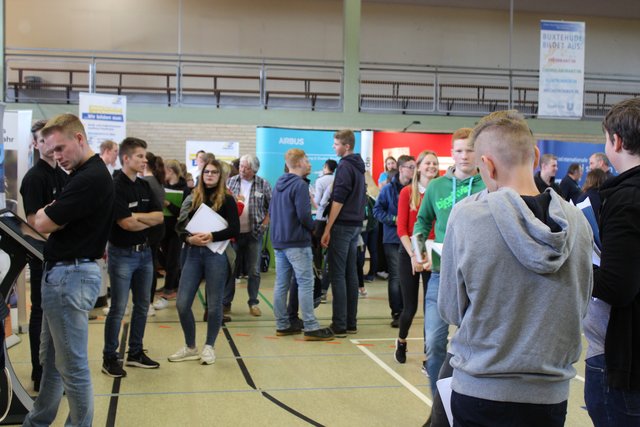 Besucher auf der Jobmesse an der Realschule Camper Höhe