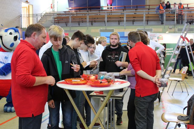Besucher auf der Jobmesse an der Realschule Camper Höhe