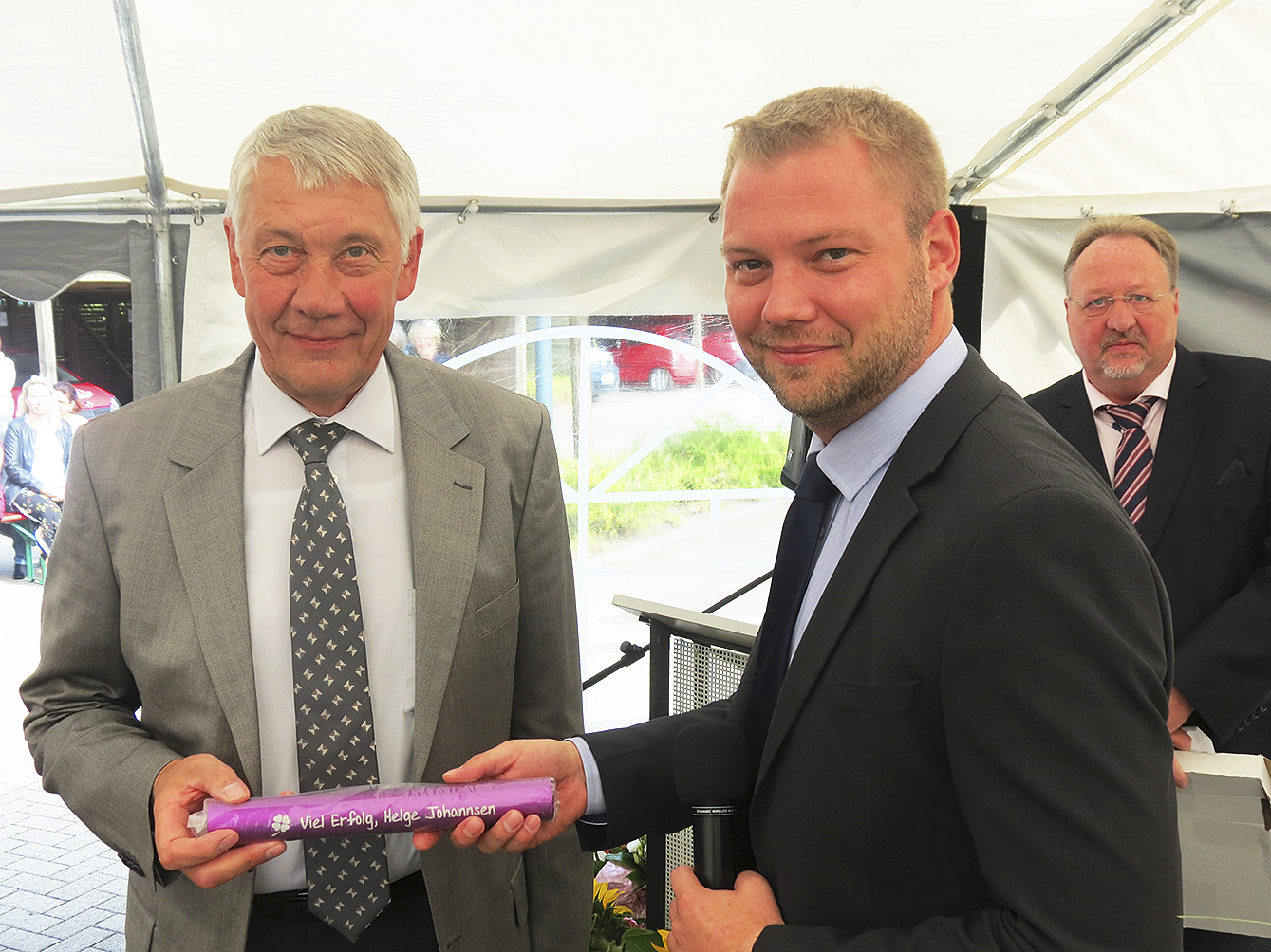 Peter Johannsen übergab symbolisch einen Staffelstab an seinen Sohn Helge