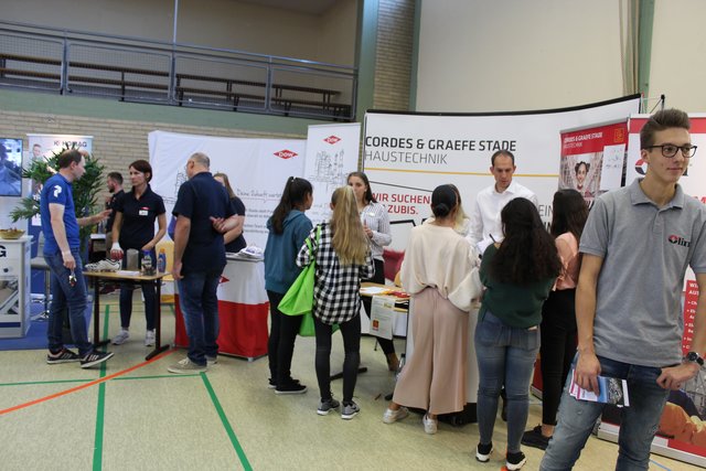 Besucher auf der Jobmesse an der Realschule Camper Höhe
