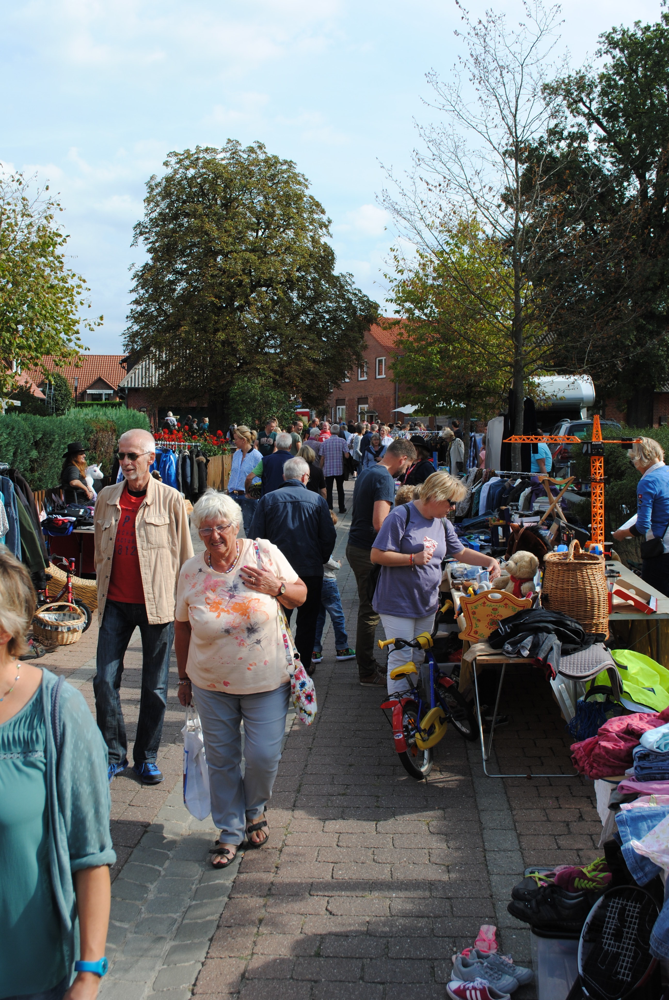 Lockte wieder viele Schnäppchenjäger an: der Flohmarkt in der Schulstraße Fotos: ce