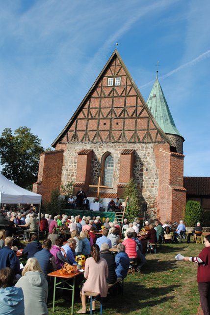 Schon morgens beim Gottesdienst gut gefüllt: der Platz hinter der St. Johannis-Kirche