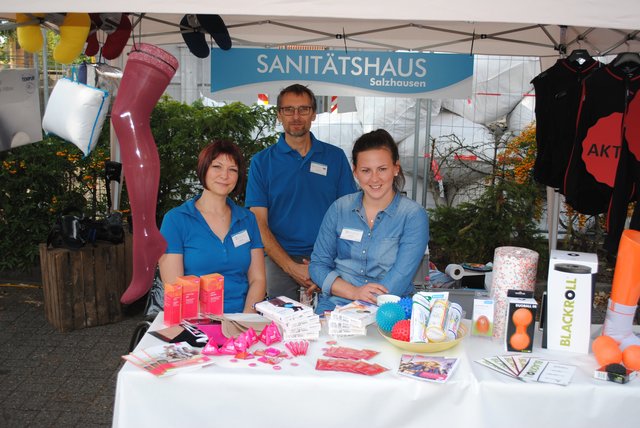 Breite Produktpalette (v. li.): Sabrina Rohs, Robert Groothoff und Janna Timmer am Stand des Salzhäuser Sanitätshauses "Ortho.Faktum"