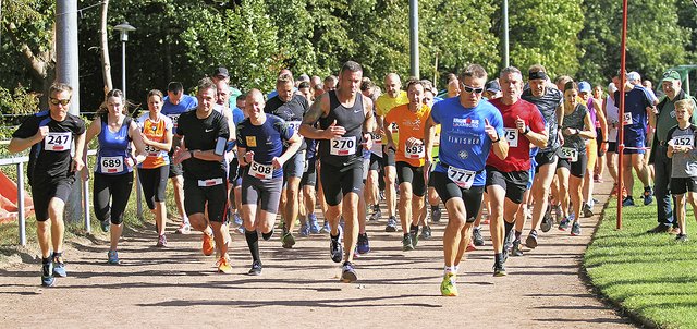 Und ab geht die Post! Start zum 10,5-Km-Lauf mit 94 Startern