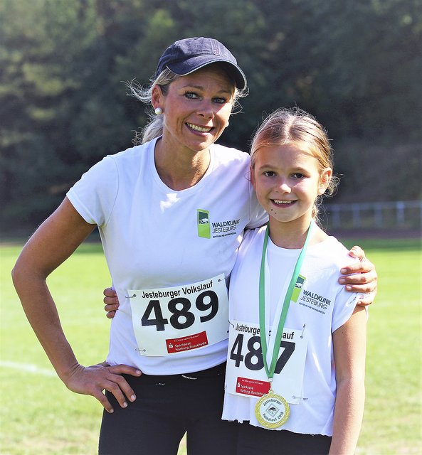 20,5-km-Siegerin Wiebke Sannemüller mit ihrer 9-jährigen Tochter Marthe, die Dritte im 800-Meter-Lauf wurde